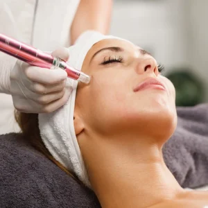 Paciente recibiendo tratamiento facial PTX con efecto tensor